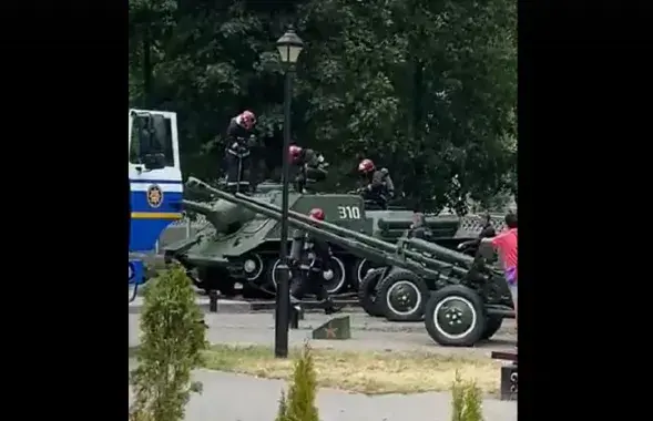 Спасатели и экспонат / vk.com/typical_barysau
