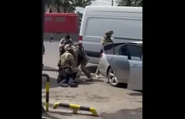 Адно з затрыманняў у Бішкеку / Скрыншот з відэа
