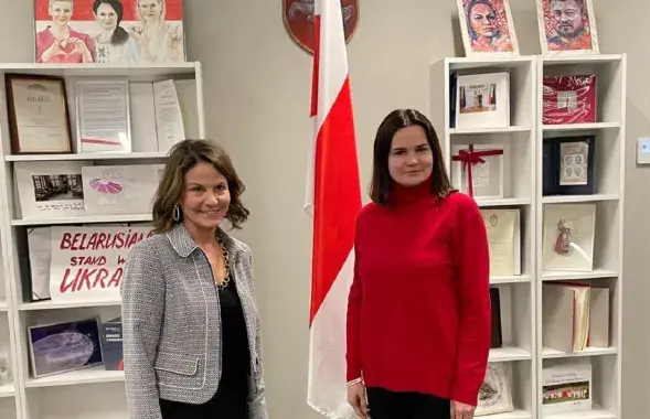 Робін Даніган і Святлана Ціханоўская / https://www.facebook.com/usembassy.minsk/
