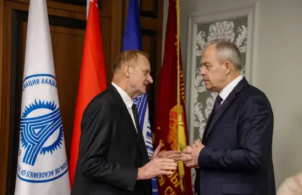 Старшыня прэзідыума НАН Беларусі Уладзімір Гусакоў і кіраўнік адміністрацыі Лукашэнкі Ігар Сергеенка / sb.by
