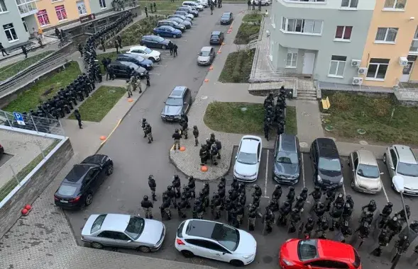Силовики в минском дворе / Еврорадио​