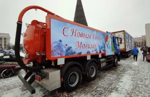 Ассенизаторская машина на параде Дедов Моровых в Могилеве
