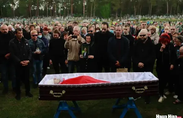 Витольда Ашурка похоронили под бело-красно-белым флагом / "Наша Нива"
