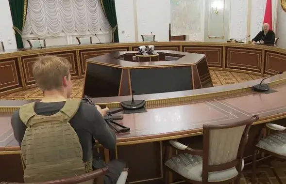 Николай Лукашенко с автоматом / "Пул первого"