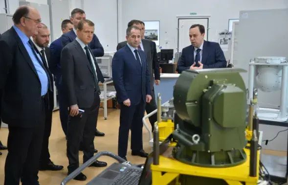 Russia's Ambassador Mikhail Babich is observing some Belarus-made military equipment&nbsp;/ belarus.mid.ru​
