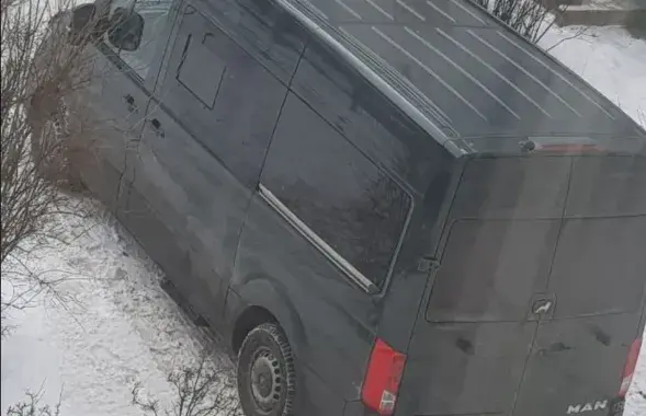 "Бусик" возле офиса БелаПАН / ТГ-канал Антона Мотолько​