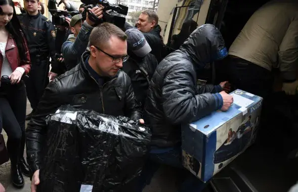 Agents taking away Belsat TV's computers from the office in Minsk&nbsp;/ Roman Pratasevich, Euroradio
