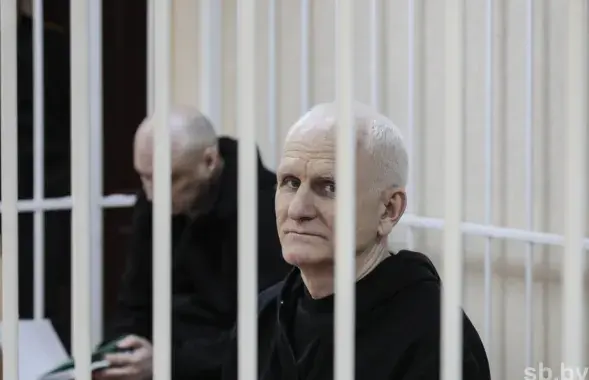Алесь Беляцкий и Валентин Стефанович (на заднем плане) на суде / sb.by
