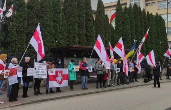 Акцыя пратэсту каля беларускага консульства ў Беластоку / t.me/belarusy_zarubezhja
