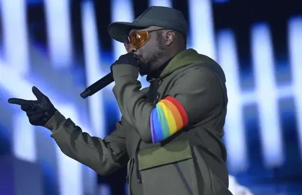 Лідар&nbsp;Black Eyed Peas Уільям Адамс (will.i.am) з вясёлкавай стужкай на канцэрце ў Закапанах
