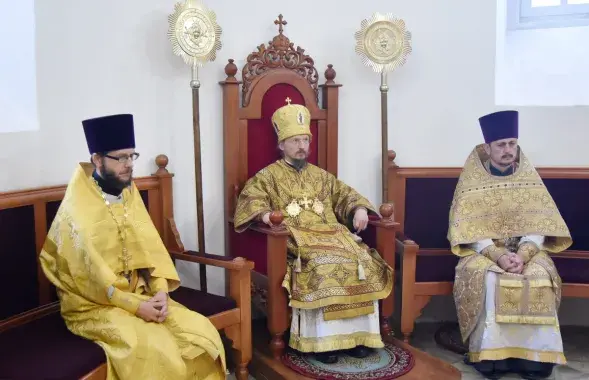 Иерей Игорь Васько (слева) и митрополит Вениамин (в центре), 2020 год / church.by​