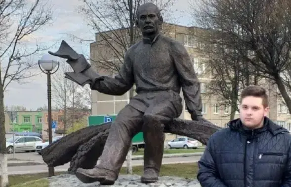 Никита струй у памятника Якубу Коласу / spring96.org
