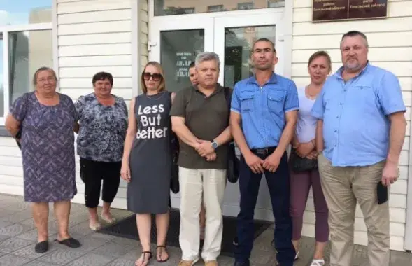 Владимир Траутер с группой поддержки возле суда Буда-Кошелёвского района / Владимир Непомнящих​, gomelspring.org