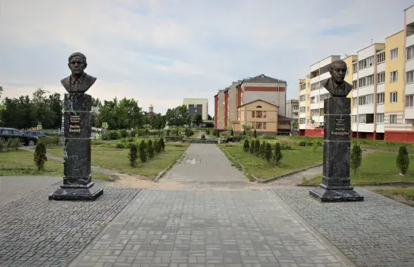 Памятники Рыгору Бородулину и Василю Быкову / facebook.com/gleb.labadzenka​