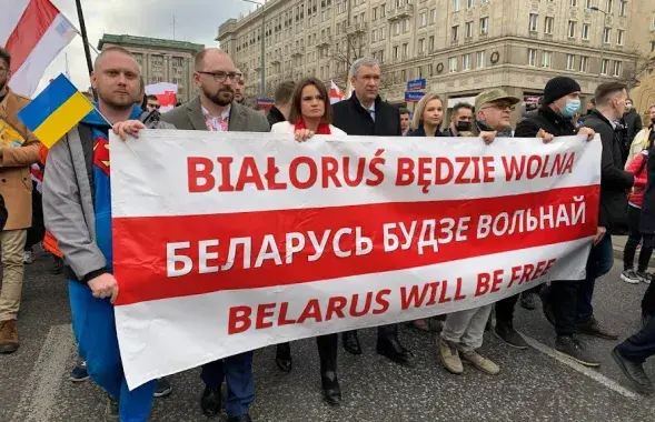 Святлана Ціханоўская і Павел Латушка (у цэнтры) / Еўрарадыё
