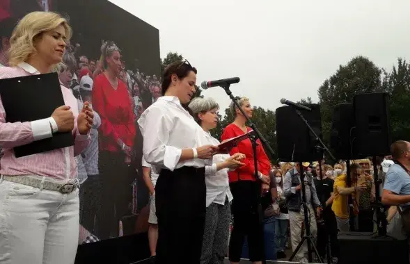 Svyatlana Tsikhanouskaya (at the microphone) at an election picket in Minsk