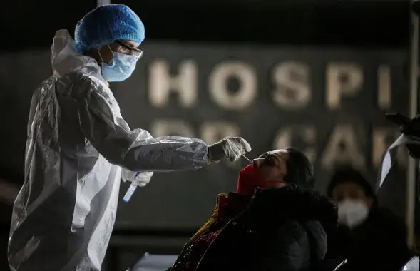 Спецыялісты кажуць аб высокай заразнасці штаму "омікрон" / Reuters
