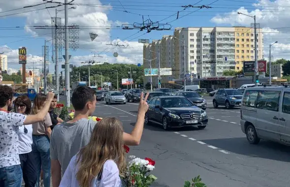 Людзі ўскладаюць кветкі каля станцыі метро "Пушкінская" / Еўрарадыё