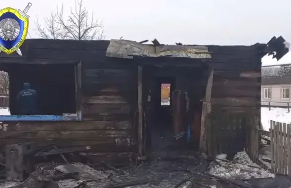 У момант пажару дома была маці з чатырма дзецьмі, дваіх яна паспела вывесці /&nbsp;@skgovby
