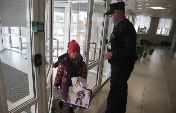 З 1 верасня ва ўсіх школах Мінска з'явіліся турнікеты і супрацоўнікі Дэпартамента аховы МУС​ / БелТА
