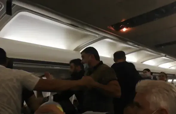 Бойка пачалася пасля таго, як адзін з пасажыраў абразіў жанчыну / скрыншот відэа​