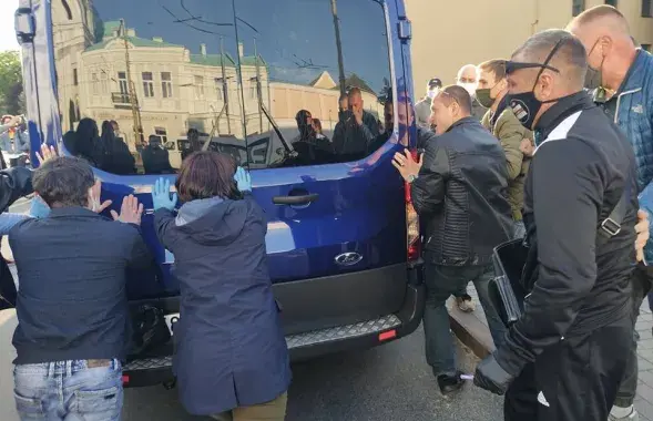 Удзельнікі пікету спрабуюць спыніць бус з затрыманымі​&nbsp;/&nbsp;hrodna.life