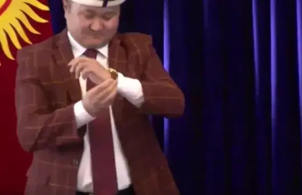 Скриншот из видео.​