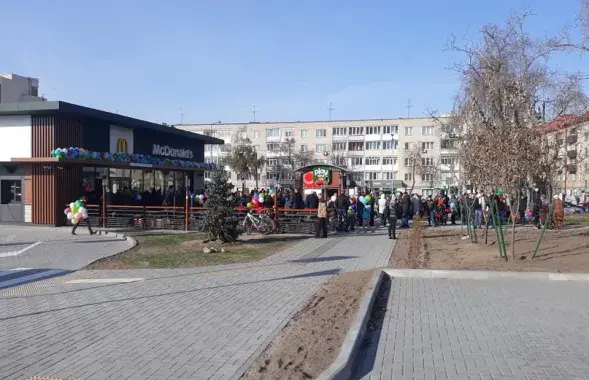 Чарга ў McDonald's у Гомелі&nbsp;/&nbsp;www.facebook.com/andrej.strizhak