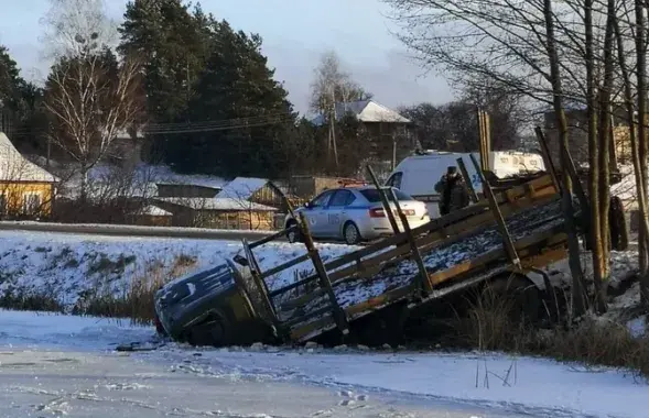 Грузовик в озере / instagram.com/osvod_baranovichiregion