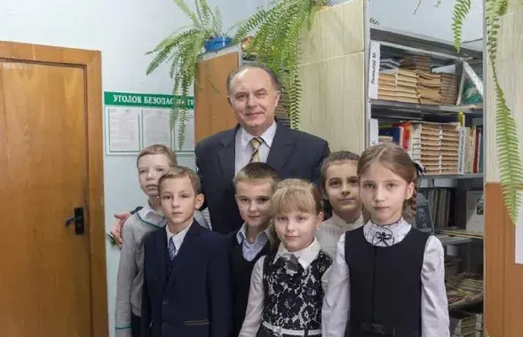 Николай Жукович со школьниками /&nbsp;@viasna96
