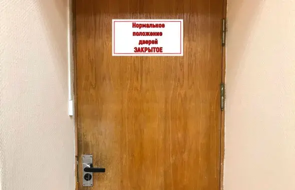 Часцей за ўсё затрыманых здымаюць на фоне такіх дзвярэй / gp.by
