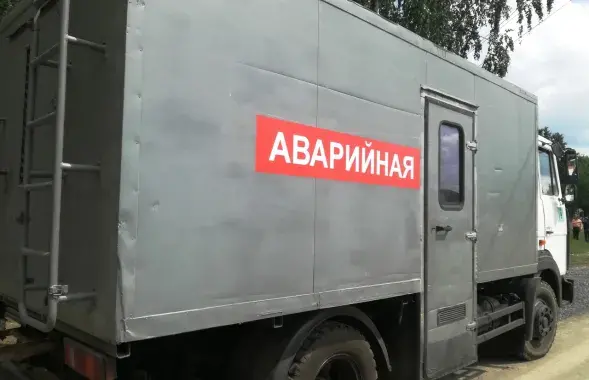 Камунальнікі вырашаюць складаную праблему / @pinsk_telegram
