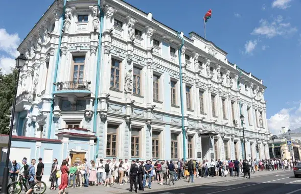 Очередь на участок голосования возле посольства Беларуси в Москве&nbsp;/ Вікторыя Адзісонава "Новая газета" для Еўрарадыё