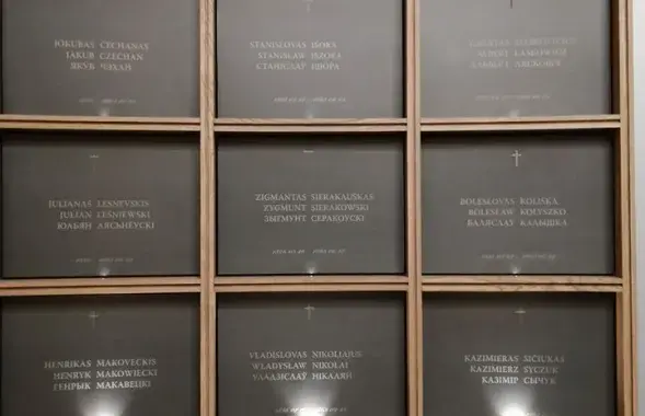 Таблички в часовне, где похоронены повстанцы Калиновского / Фейсбук​