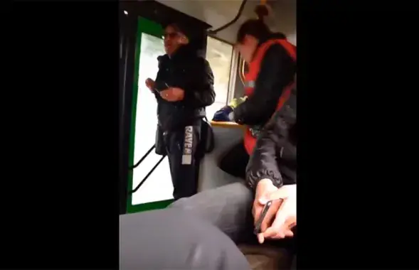 Кондуктор напала на пассажира / кадр из видео
