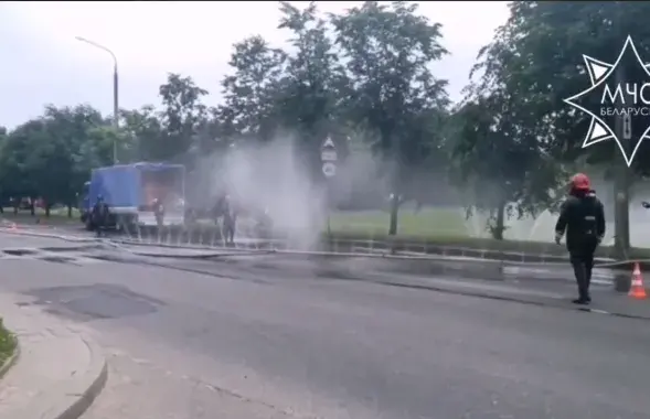 На улицах Гродно боролись с утечкой азотной кислоты / кадр из видео МЧС
