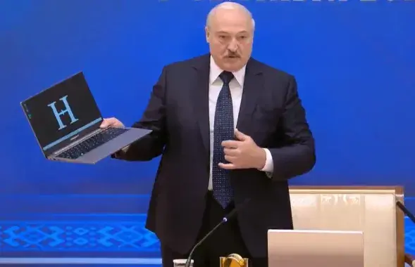 Александр Лукашенко показывает компьютер "Номер один" / Скриншот с видео​