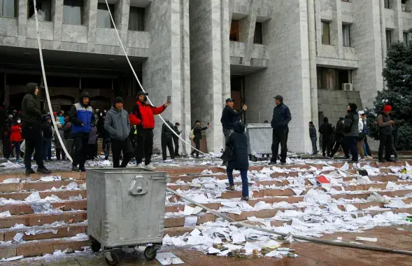 Уличные протесты в Кыргызстане после парламентских выборов / Reuters​