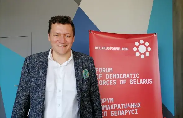 Дмитрий Болкунец на фоне "экстремистского логотипа из точечек"&nbsp;/ racyja.com