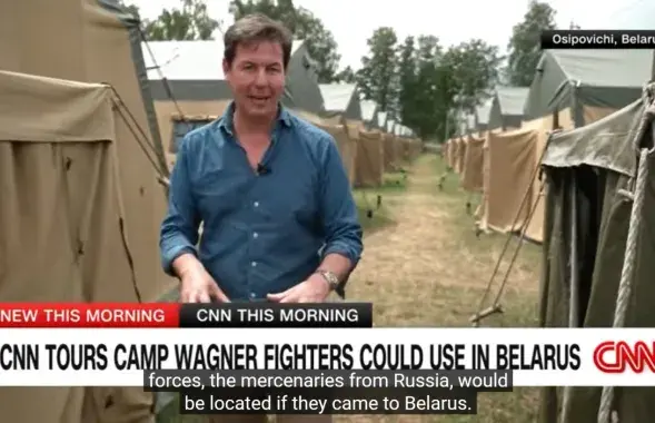 Мэтью Ченс в лагере под Осиповичами / кадр из видео CNN
