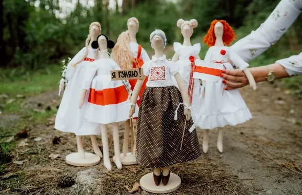 Фарбуем яйкі да Вялікадня чарніцамі і каркадэ