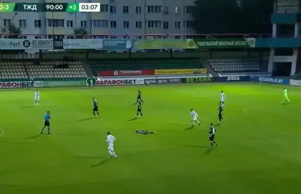 Дзмітрый Лісаковіч страціў прытомнасць на полі / скрыншот, by.tribuna.com
