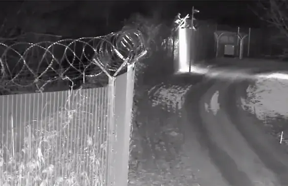 Невядомы спрабуе збіць відэакамеру на літоўскім баку мяжы / кадр з відэа
