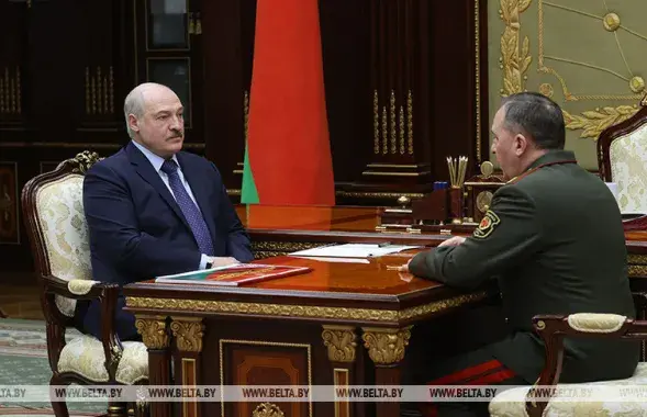 Аляксандр Лукашэнка слухае Віктара Хрэніна / БЕЛТА​