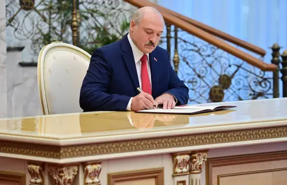 Аляксандр Лукашэнка падпісаў дэкрэт, якім скарэктаваў ранейшыя правілы атрымання бязвыплатнай замежнай дапамогі / Ілюстрацыйнае фота БЕЛТА​
