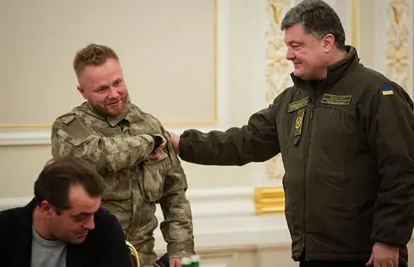 Петр Порошенко (справа) похлопывает по плечу Сергея "Малюту" Коротких / censor.net.ua
