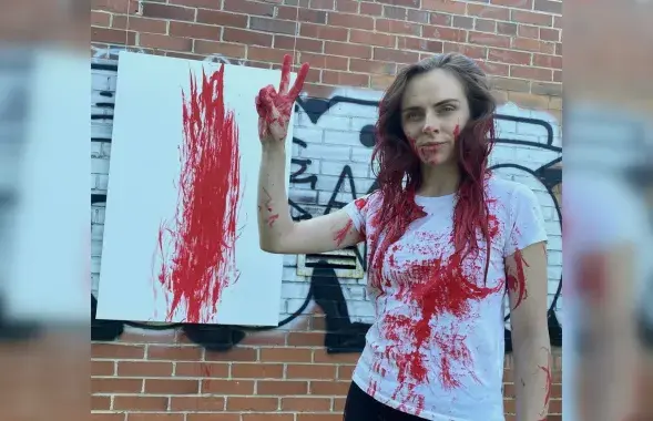 Маргарыта Ляўчук прадала карціну, намаляваную валасамі / t.me/by_culture
