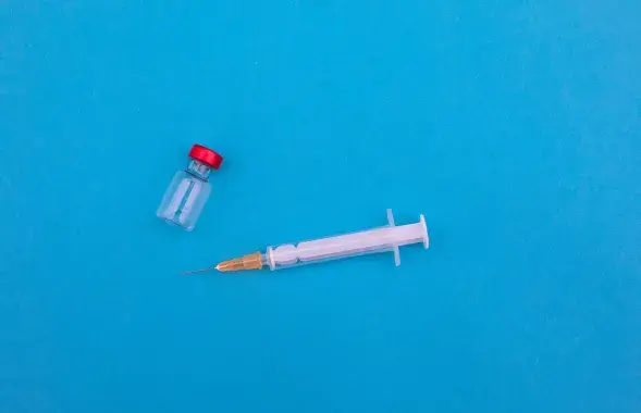Вакцинация от гриппа никак не отменяет необходимость делать (ре)вакцинацию от COVID-19 / Unsplash
