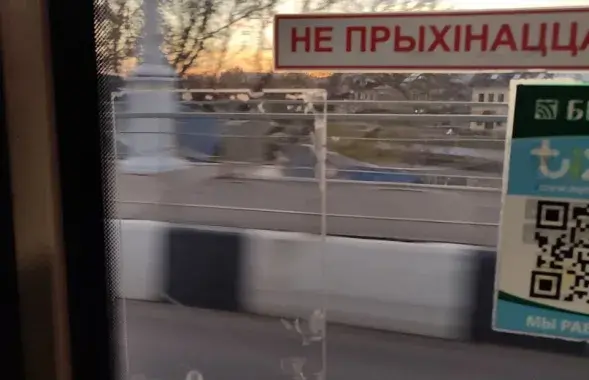 З аўтобусаў у Мінску зніклі налепкі з напамінам пра неабходнасць насіць маскі / Еўрарадыё​
