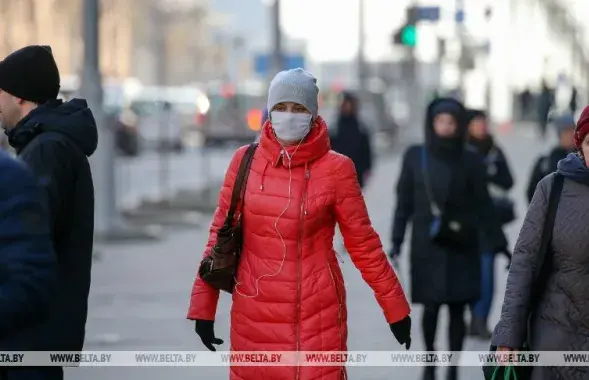 Женщина в медицинской маске / БЕЛТА
